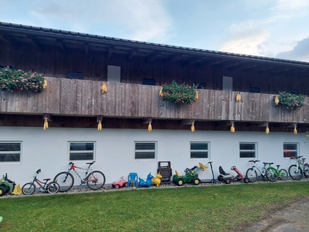 Inovativno pospravljene igrače in kolesa na kmetiji Žederman